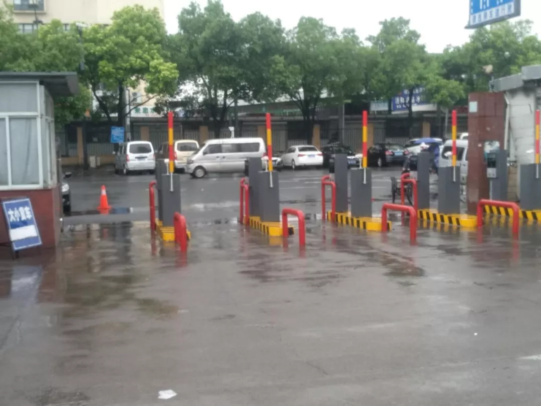 杭州凍品市場商戶群體抗議：三輪車進(jìn)市場，每次還要10元“買路錢”！