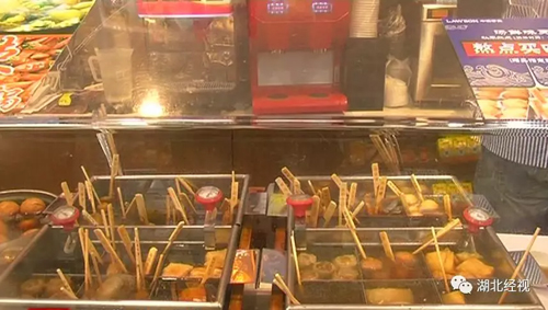 武漢這家知名便利店竟賣過期蝦餃，員工不滿向媒體舉報