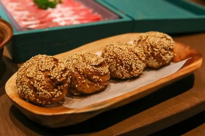 福成、思念等相繼上馬，京味兒麻醬燒餅?zāi)芊裣胥~鍋涮一樣圈粉？
