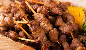 食尚是個(gè)輪回？迷你肉串走紅，東方甄選、大莊園、大希地、皓月等集體“擼小串”